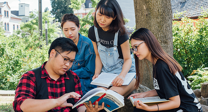 Chinesische Studierende bei der Gruppenarbeit