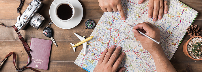 Personen planen eine Reise auf einer Karte